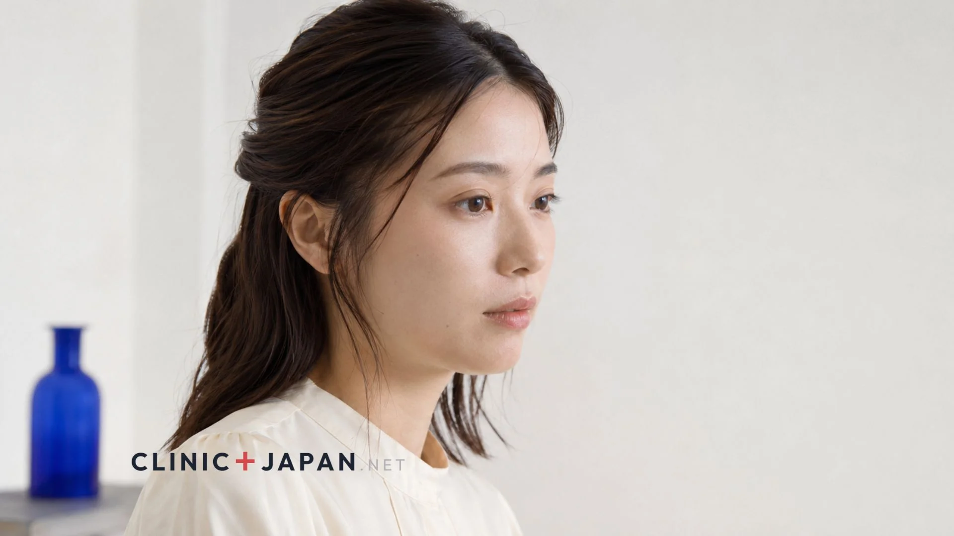 自然な二重ラインを見せる女性 — 埋没法の仕上がりイメージ