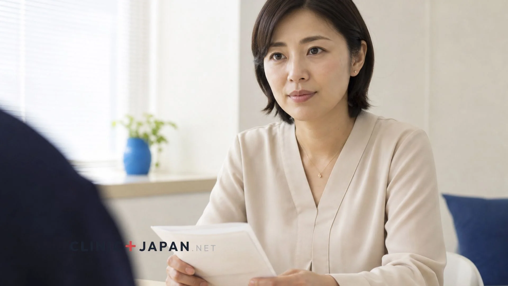 書類を手にカウンセラーと向き合う女性 — 失敗したクリニックへの対応