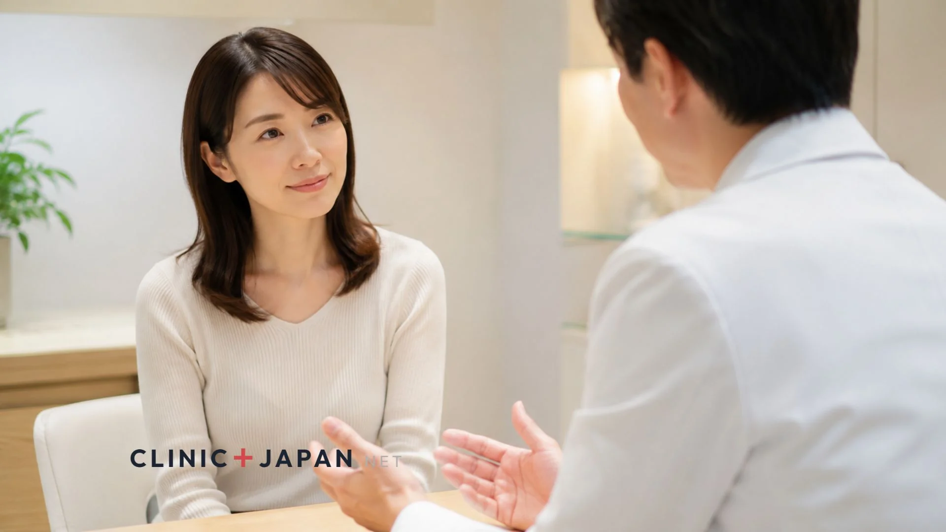 皮膚科で医療脱毛のカウンセリングを受ける女性と医師