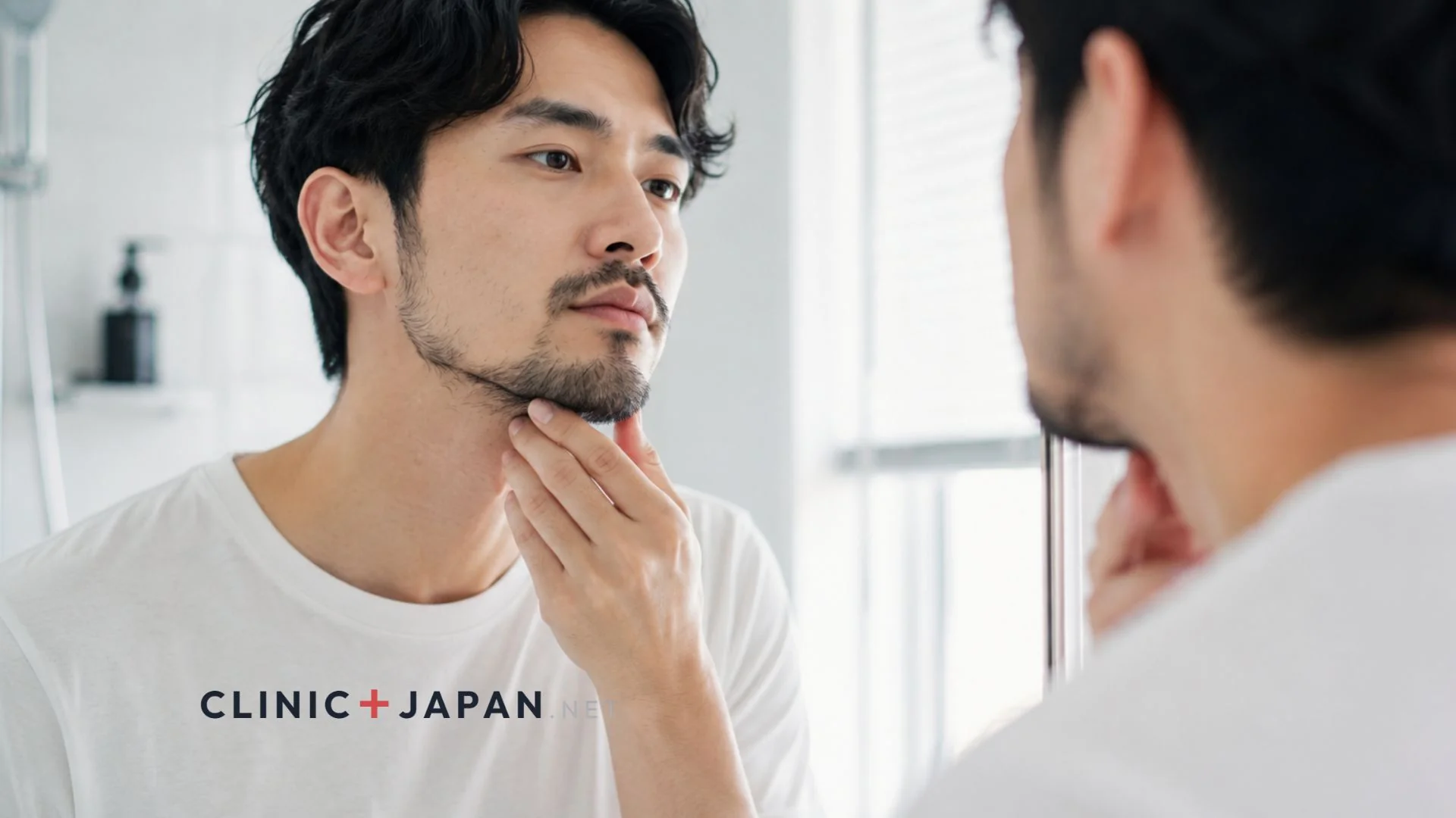 ヒゲ脱毛の経過を鏡で確認する男性