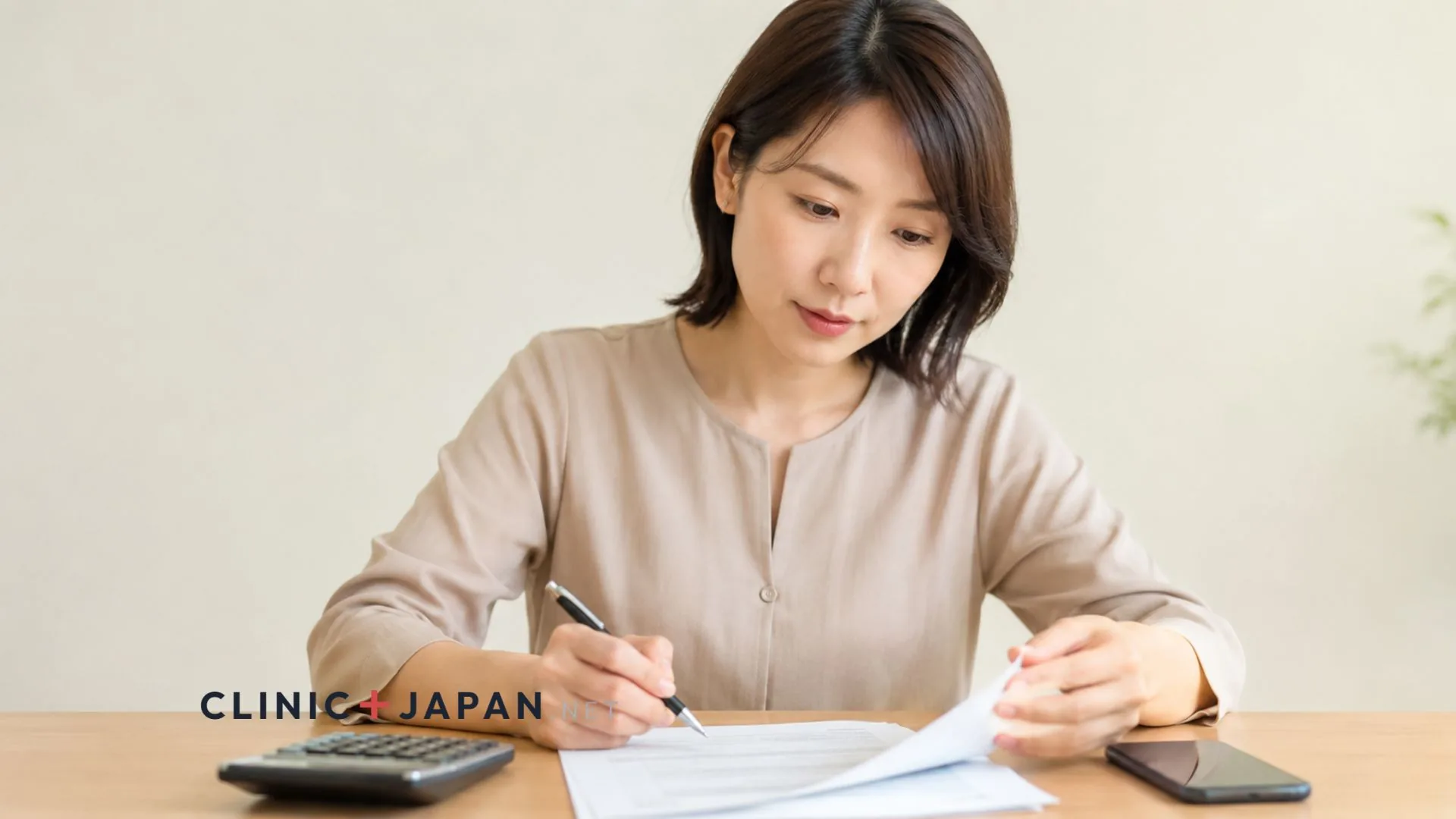 医療ローンの総額と金利を契約書で確認する30代女性