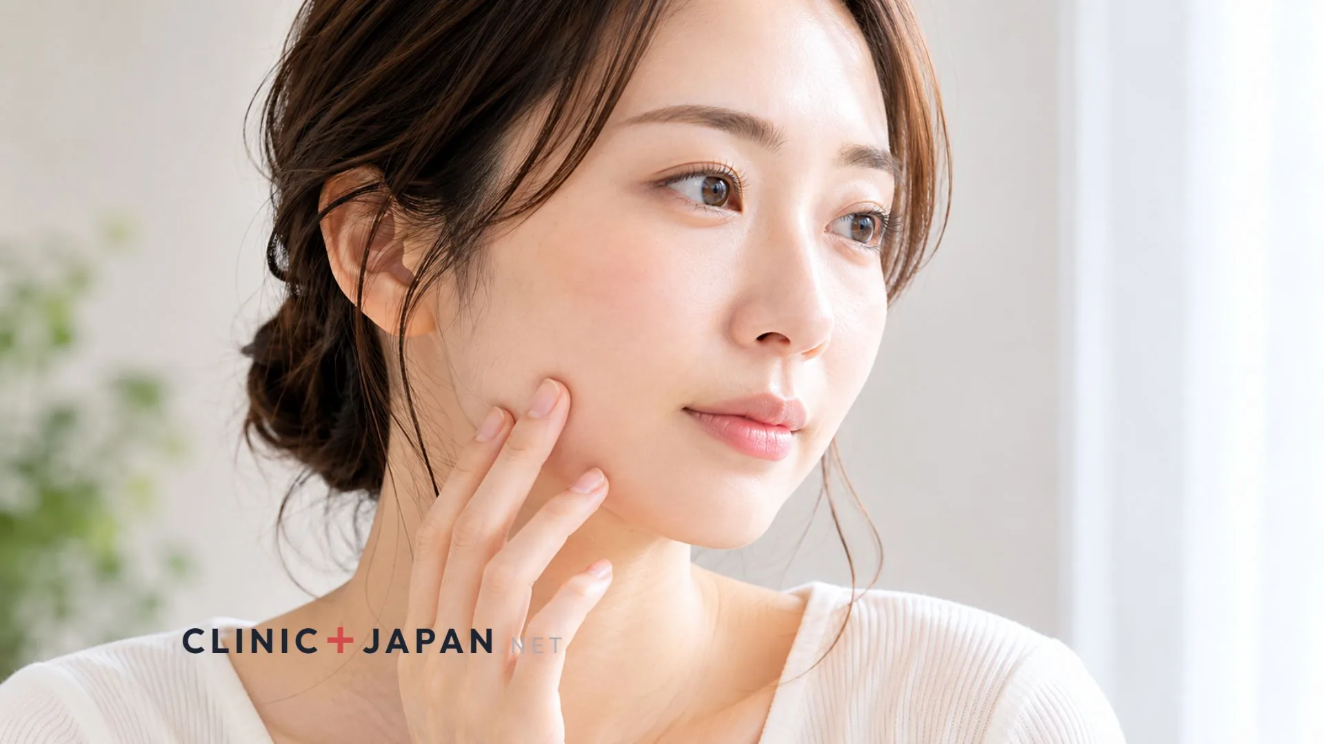 顔の産毛をやさしく確認する30代女性