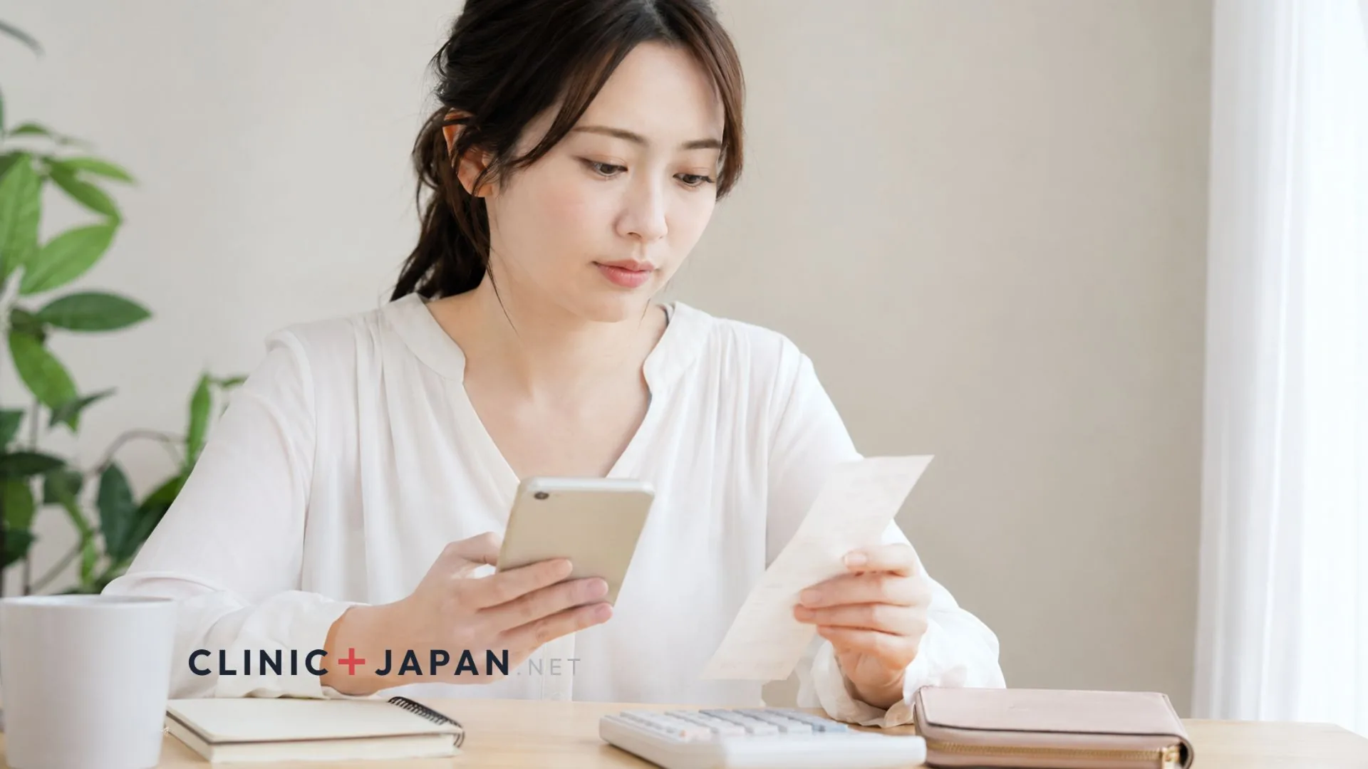 都度払いとコース、支払い方法を比較検討する30代女性