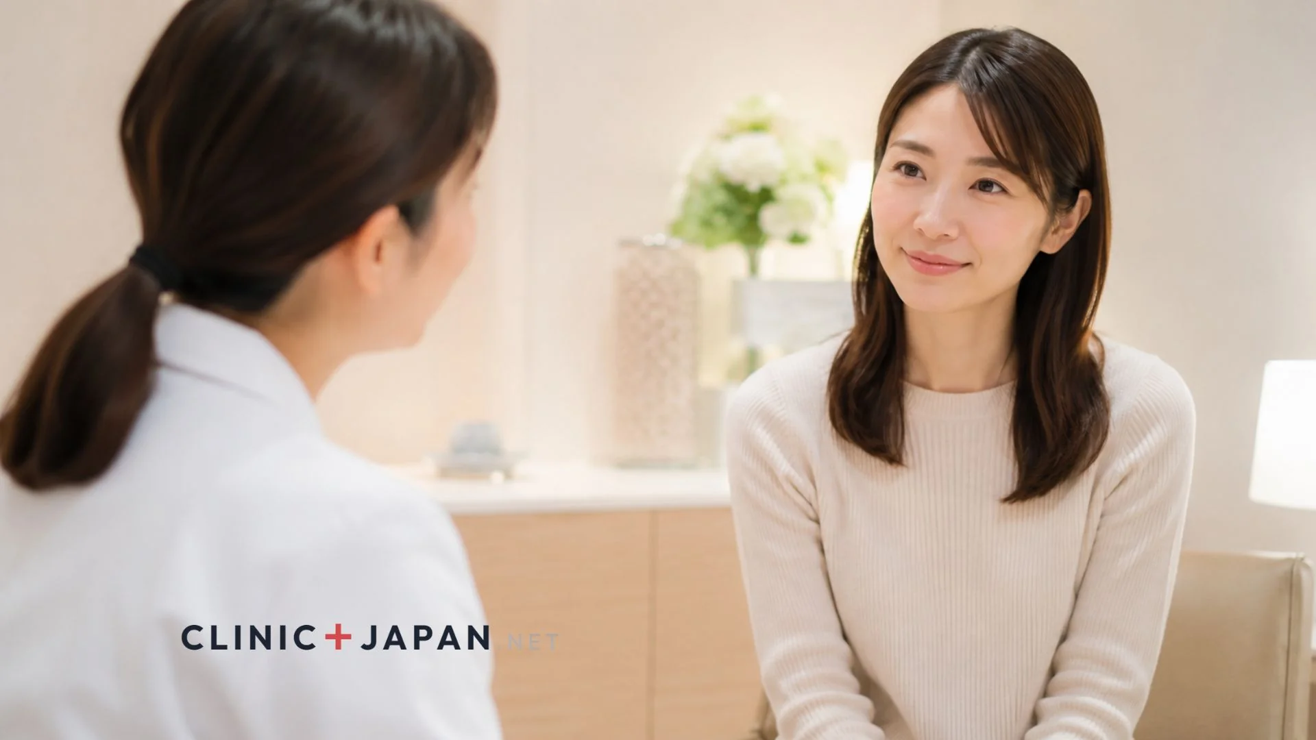 VIO脱毛の経過について相談する女性と医師